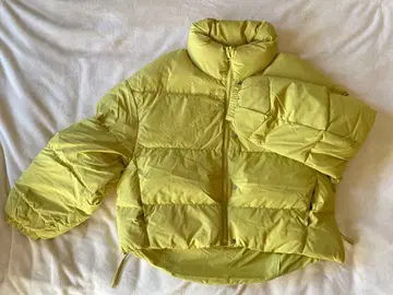 밝은 옐로우 컬러의 다운 자켓