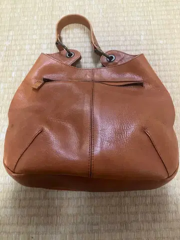 브라운 가죽 핸드백 숄더도 달려있어요!