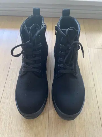 블랙 지퍼 달린 하이컷 부츠