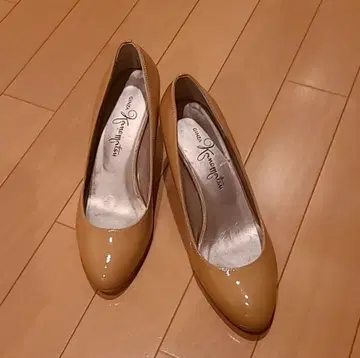 긴자 카네마츠 펌프스 베이지 에나멜 23cm