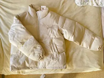 화이트 코튼 코트 자수 로고