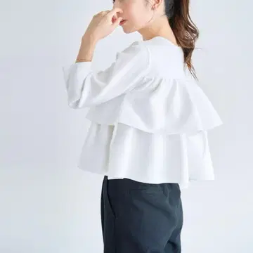 화이트 프릴 7부 소매 니트 베이스먼트 미사용