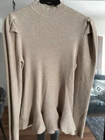 cocomo 베이지 리브 하이넥 스웨터