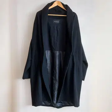 미즈이로 인드 숄카라 롱 코트 드롭 숄더 블랙