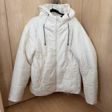 화이트 다운 자켓 후드 부착