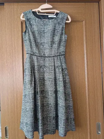 M-premierBLACK 체크 무늬 슬리브리스 원피스