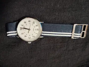 심플한 아날로그 손목시계