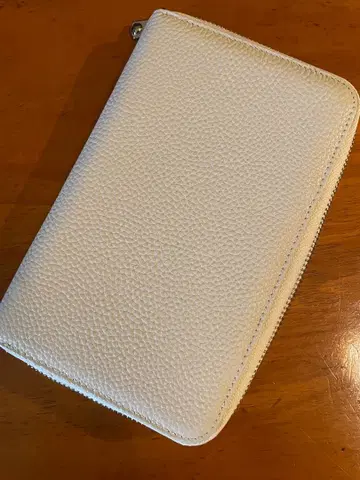 화이트 텍스처 통장 지갑