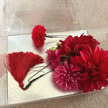 빨간색 꽃 장식과 술 장식 머리 장식 3점