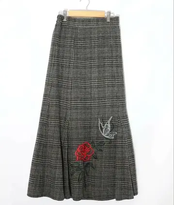 이즈스칼라 553259: 장미 x 나비 자수 기모 체크 머메이드 스커트