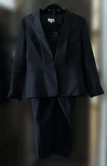 블랙 자켓과 팬츠 & 플레어 스커트 3종 세트