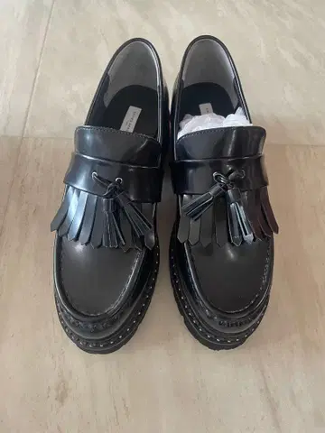 새상품급 유나이티드 애로우즈 프린지 태슬 로퍼 37.5 23.5 블랙