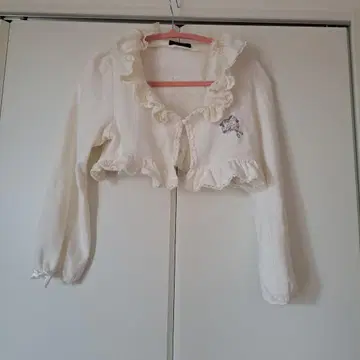 앨리스와 해적들 아이보리 프릴 크롭 상의