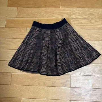 플레어 스커트 블랙과 베이지 체크 무늬