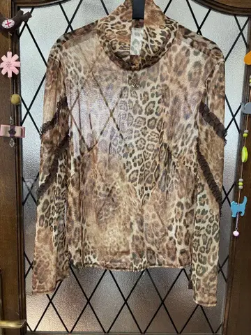 이타리야 레오파드 무늬 긴팔 상의