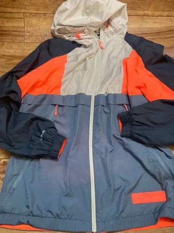 언더아머 윈드브레이커 S 사이즈