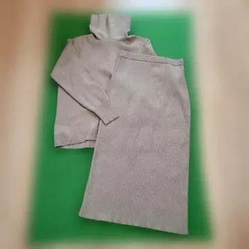 유니클로 베이지 터틀넥 셋업