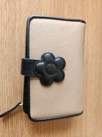 [ 새상품급 ] 마리콴트 데이지 패치 스냅 2L 지갑 접이식 지갑