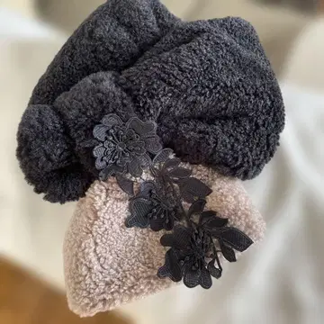 꽃무늬 자수 머플러 블랙과 베이지