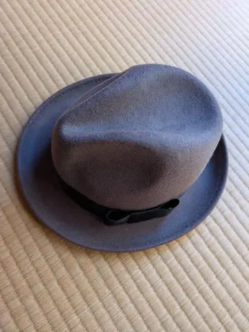 그레이 울 햇 리본 포함