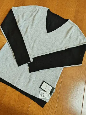 Aga 그레이와 블랙의 V넥 긴팔 니트