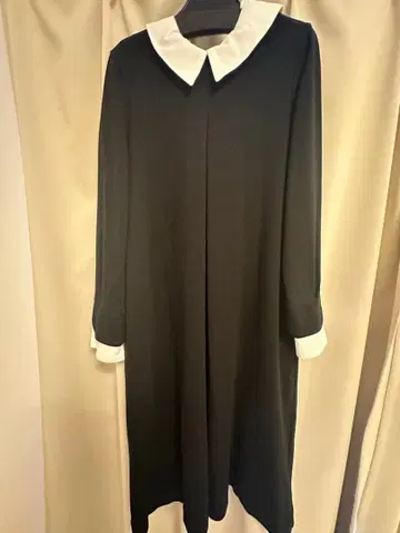 블랙 무릎 기장 원피스 화이트 카라 부착