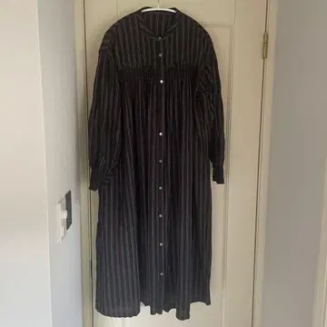 네이비 아두이트리스테스 스트라이프 패턴 버튼 원피스