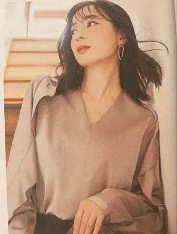 nuans 새상품급 트위스트 프릴 슬리브 블라우스