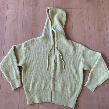 연한 옐로우 컬러 후드 부착 리브 스웨터