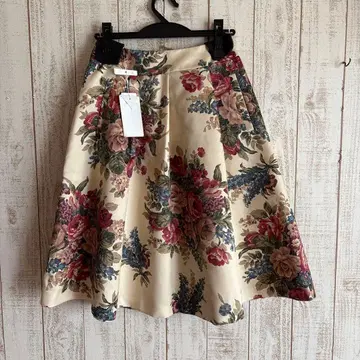 새상품 엠즈 그레이시 사이즈 40 꽃무늬 스커트