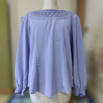 연보라색 긴팔 티셔츠 자수 포함