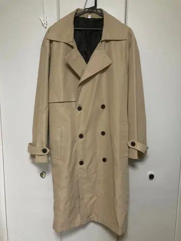 베이지 더블 브레스트 트렌치코트