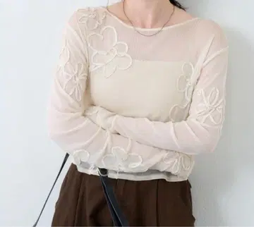 Kastane 플라워 코드 자수 시어 탑