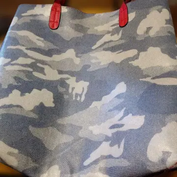 카모 패턴 토트백 빨간색 핸들