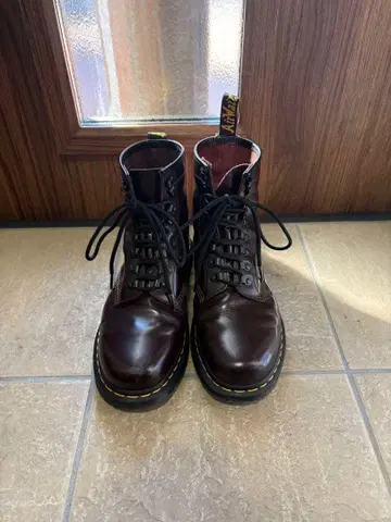 닥터 마틴 8홀 부츠 체리 레드