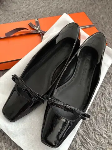 트루 바이 마리코 오이카와 블랙 에나멜 펌프스 밑창 교체 완료