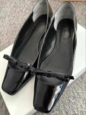 트루 바이 마리코 오이카와 블랙 리본 에나멜 펌프스 (밑창 보강 완료)