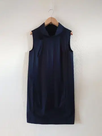 COS 코스 슬리브리스 원피스 블랙 하이넥 포켓 있음 얇은 소재