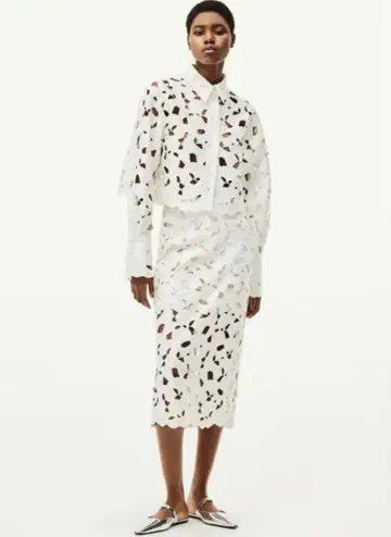 H&M 영국 자수 새틴 레이스 자켓 화이트 컷 아웃 긴팔 셔츠