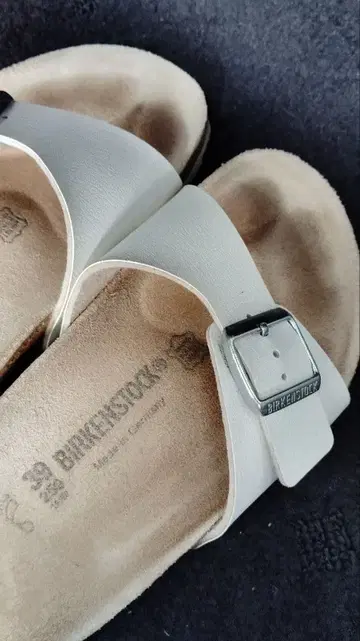 BIRKENSTOCK 화이트 샌들
