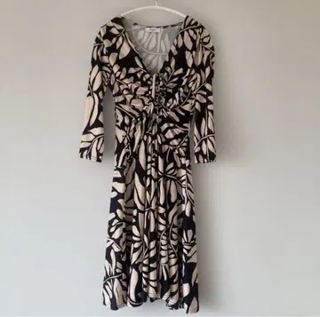 EGERIE 잎 무늬 긴팔 무릎 기장 원피스