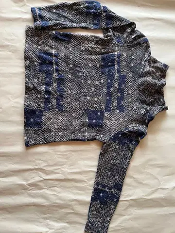 네이비 계열 보로 패턴 긴팔 티셔츠