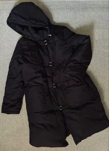 다운과 페더가 듬뿍 들어 따뜻한 오토 롱 블랙 다운 코트