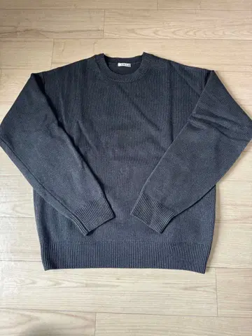 AURALEE 다크 그레이 크루넥 니트