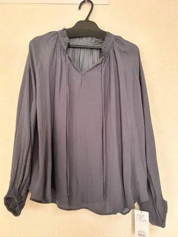 택 포함 새상품 어반 리서치 2way 넥 프릴 블라우스