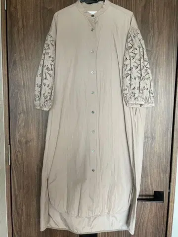 새상품급 TICCA 코튼 레이스 소매 스탠드 넥 7부 소매 원피스