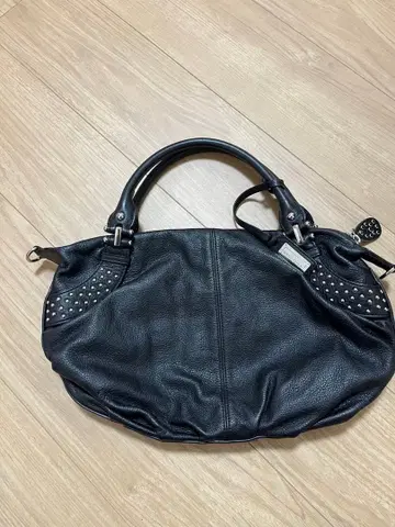 스터드 장식 블랙 가죽 핸드백