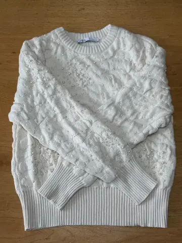 ZARA 비즈 장식 화이트 니트 스웨터
