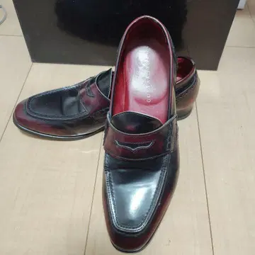 고스타르지후가 레더 로퍼 블랙과 레드 그라데이션