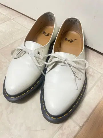 Dr. Martens 화이트 로퍼